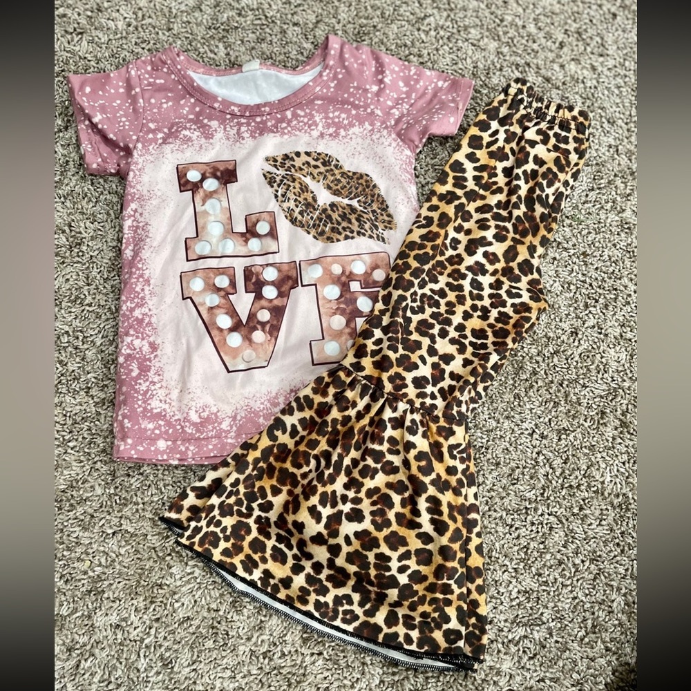 Size 3 T girls boutique set. No flea or stains. Pet free smoke free home!